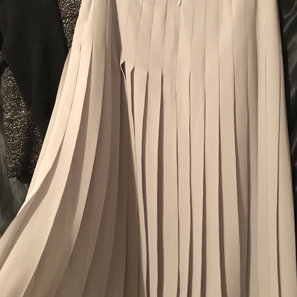 Ann Taylor light silver/gray pleated skirt size 2. - Picture 3 of 10